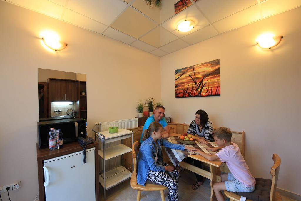 Bed and Breakfast Napraforgó Wellness Ház és Panzió Pécs Esterno foto