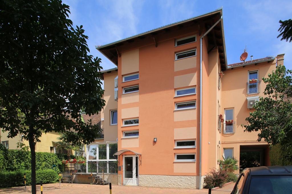 Bed and Breakfast Napraforgó Wellness Ház és Panzió Pécs Esterno foto