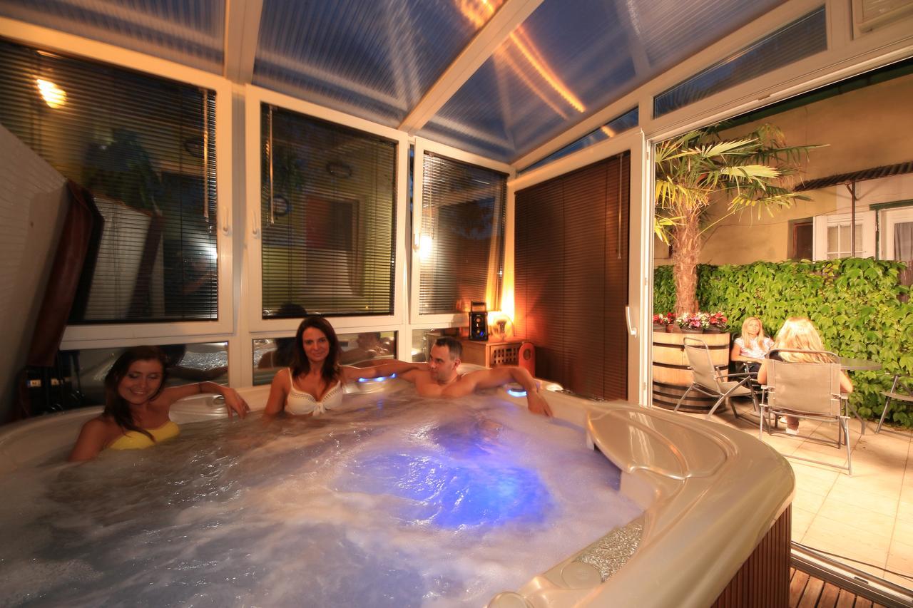 Bed and Breakfast Napraforgó Wellness Ház és Panzió Pécs Esterno foto